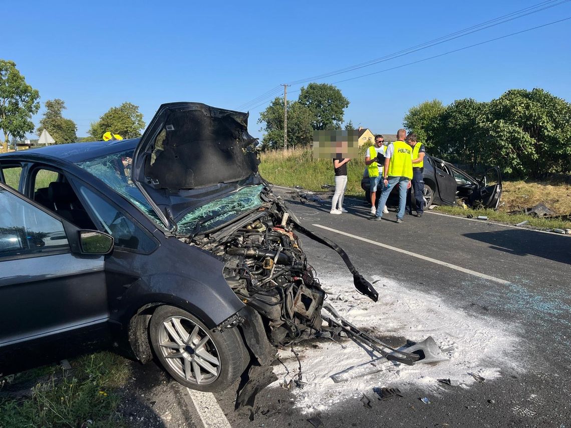 Czołowe zderzenie wskutek błędu kierowcy forda. Dziecko straciło rodziców