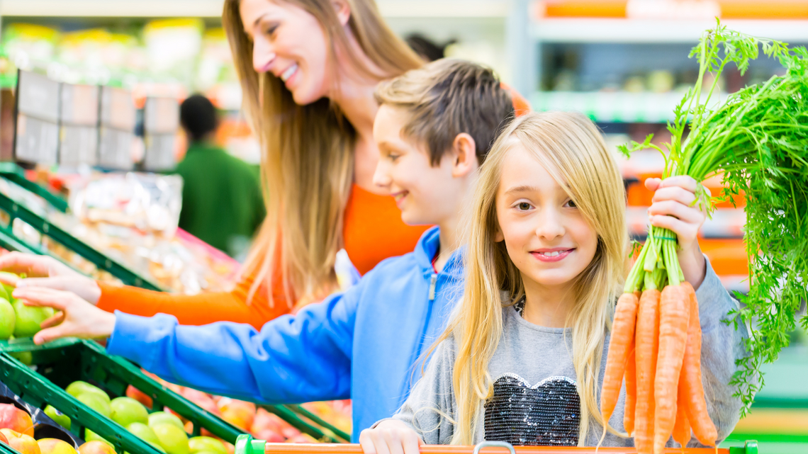 Czy jako klienci wybieramy częściej dyskonty, czy hipermarkety? Raport wśród konsumentów