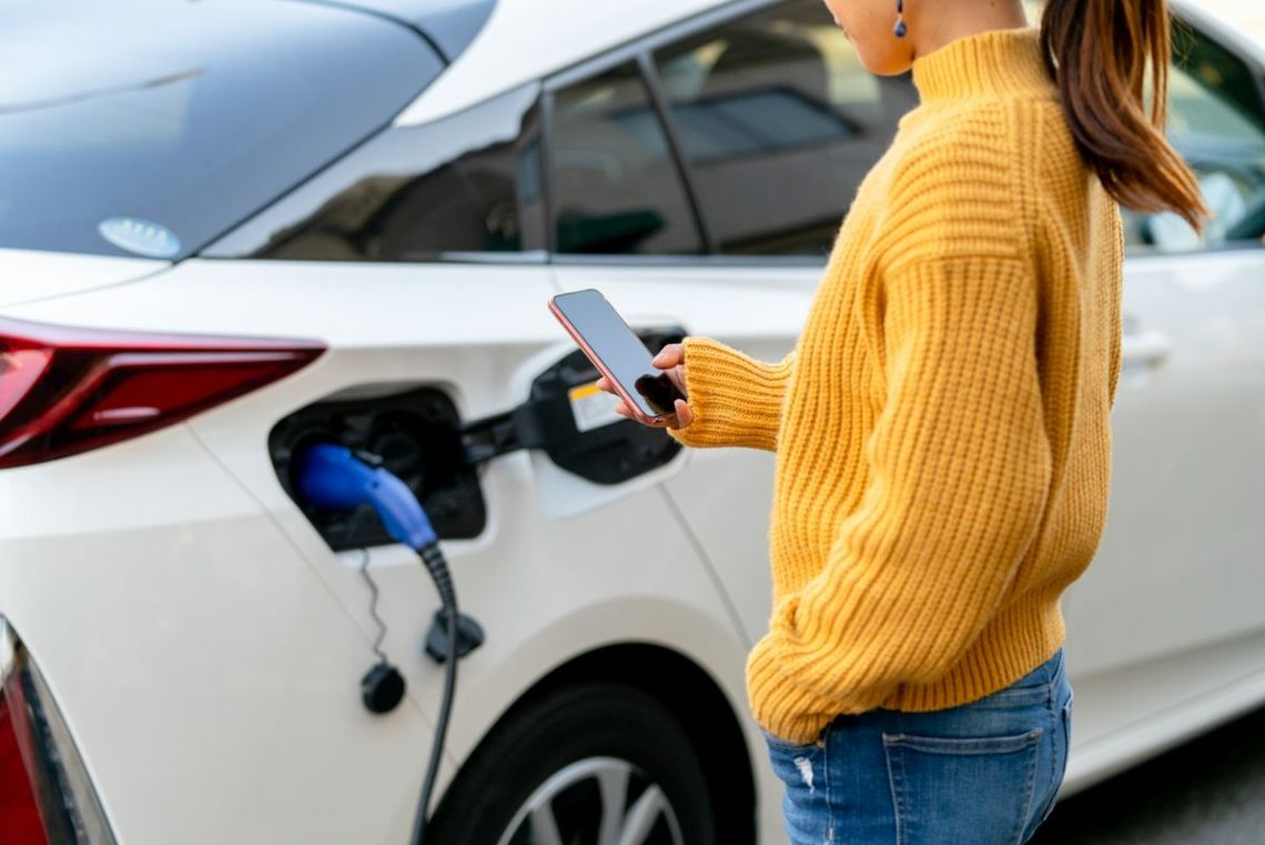 Wielu właścicieli elektryków odetchnie z ulgą. Coraz więcej stacji ładowania