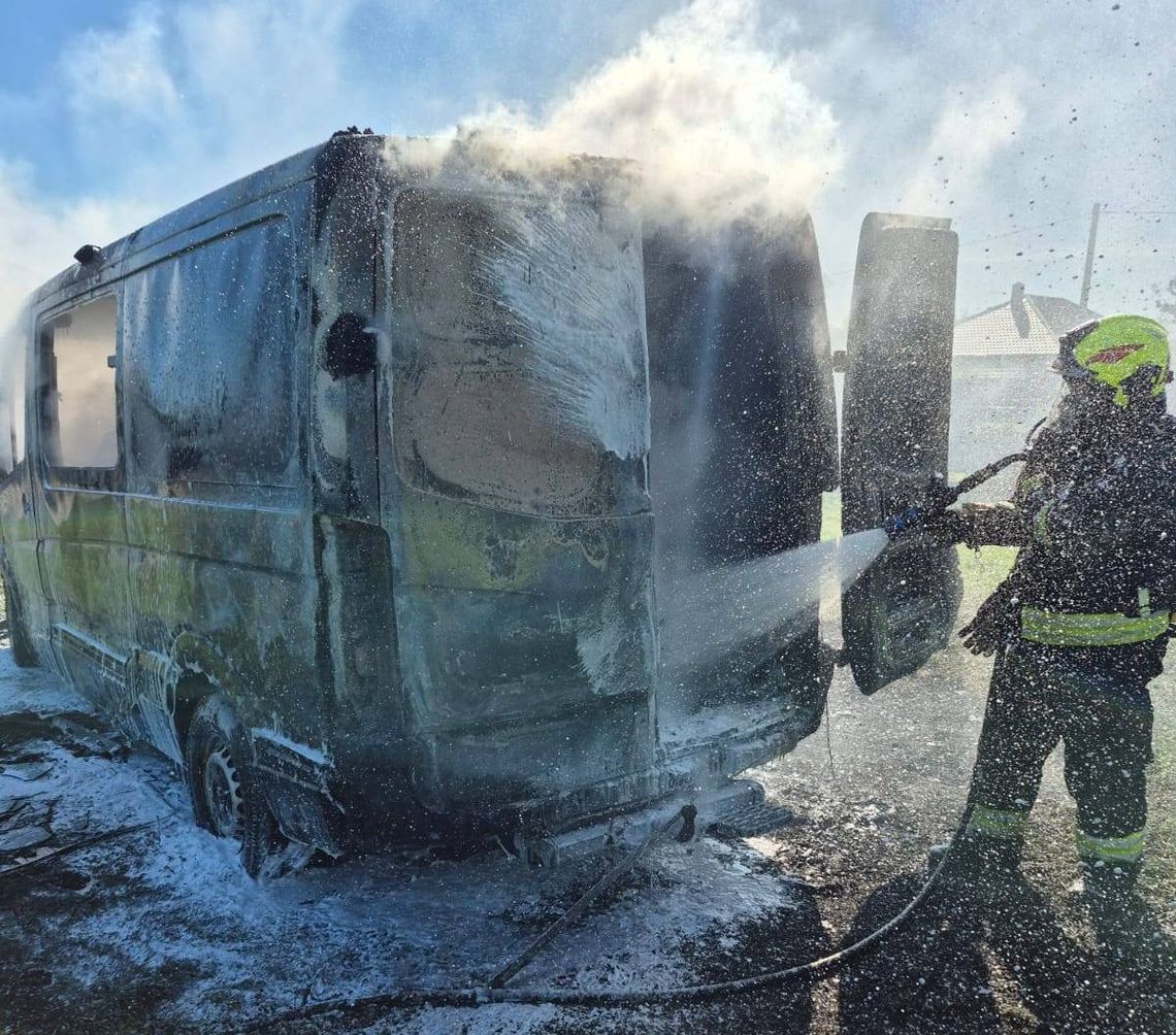 Dostawczak zapalił się podczas postoju przed domem Dostawczak zapalił się podczas postoju przed domem