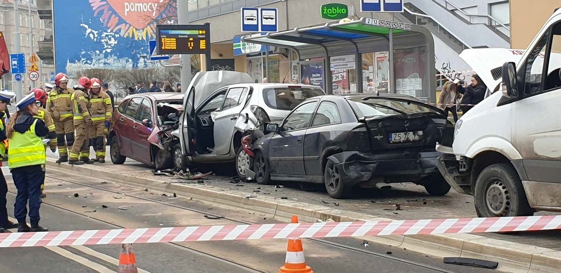 Rozpędzony samochód wjechał w pieszych na przystanku. Ranne dzieci