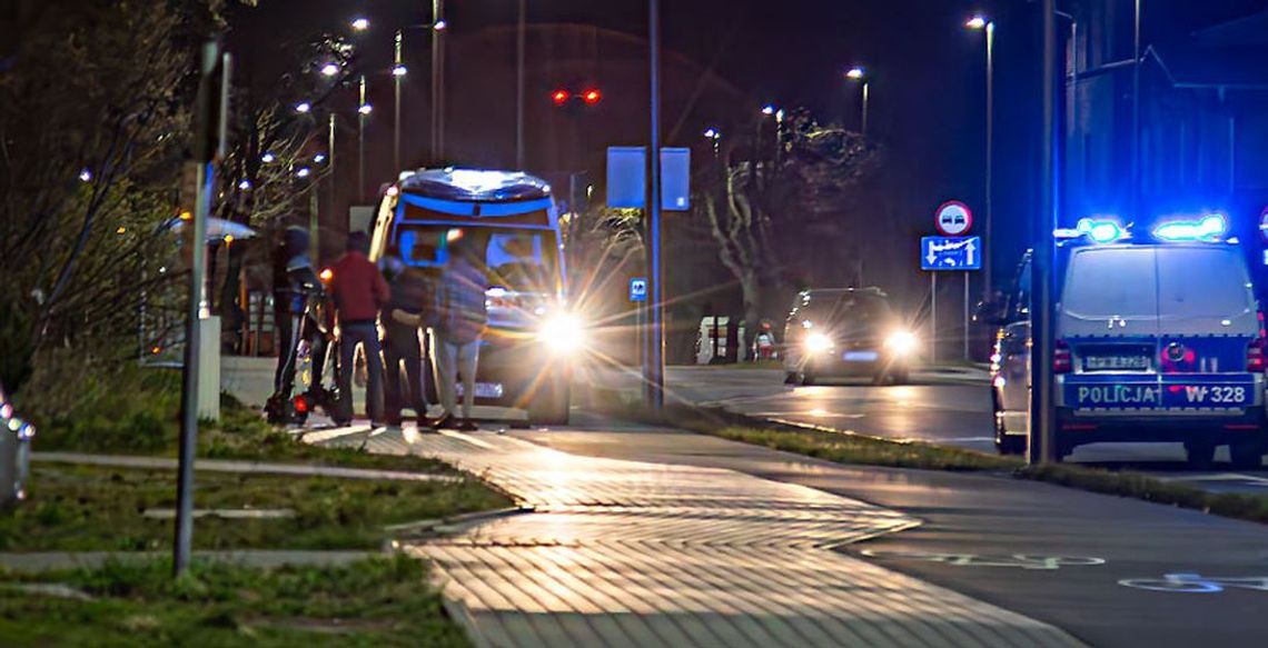 Dwaj lekarz i dwaj policjanci podjęli resuscytację na ulicy. Uratowali kobietę dzięki konsekwencji