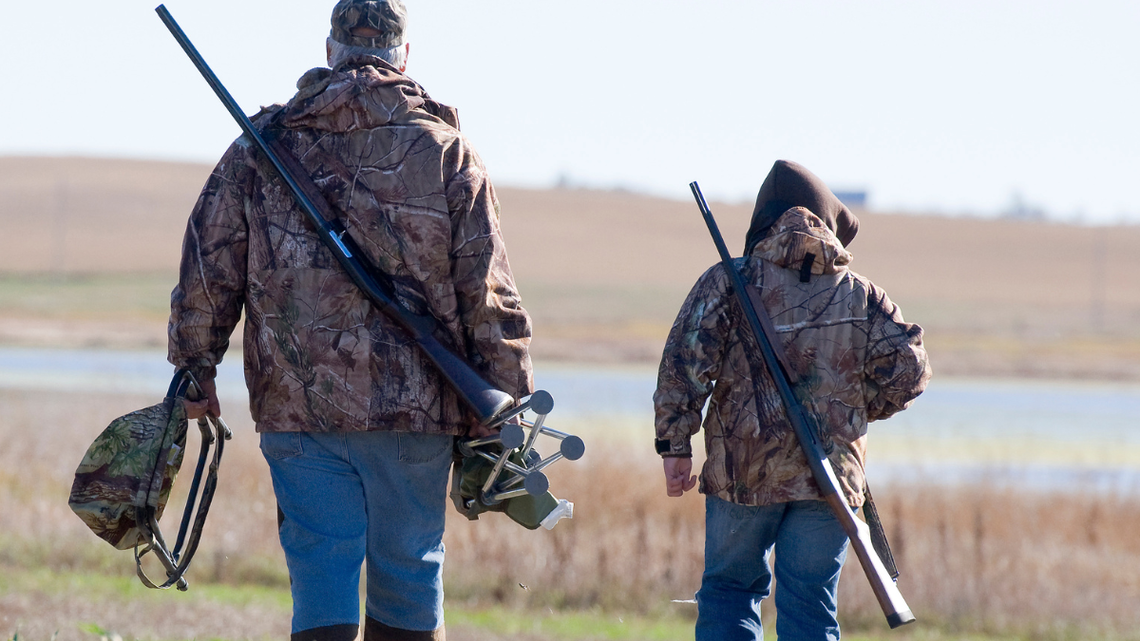 Dzieci wezmą udział w polowaniach? Kontrowersyjny projekt Konfederacji Dzieci wezmą udział w polowaniach? Kontrowersyjny projekt Konfederacji