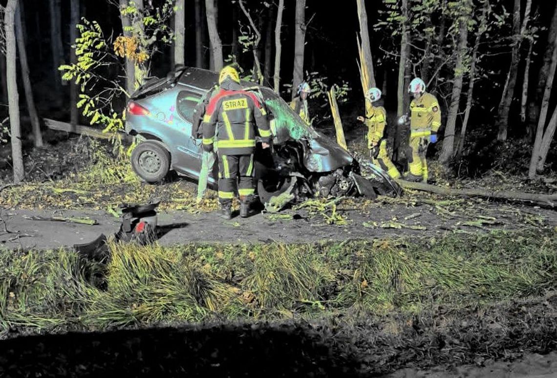 Groźnie wyglądający wypadek. Samochód rozbity, a kierowca miał ogromne szczęście Groźnie wyglądający wypadek. Samochód rozbity, a kierowca miał ogromne szczęście