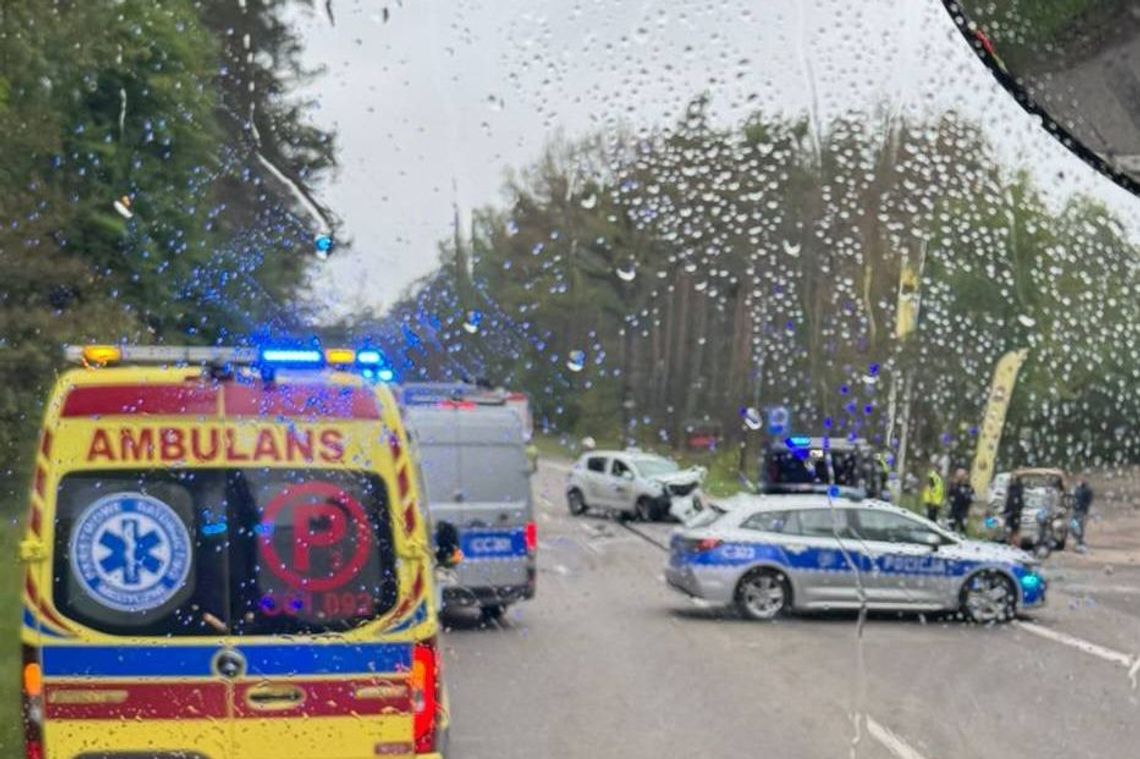 Groźny wypadek w Czarnowie. Kierowca i pasażer w szpitalu