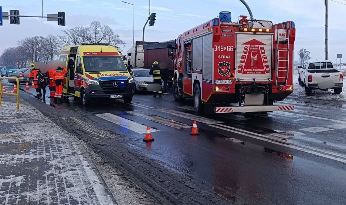 Groźny wypadek. Zderzenie ciężarówki z osobówką Groźny wypadek. Zderzenie ciężarówki z osobówką