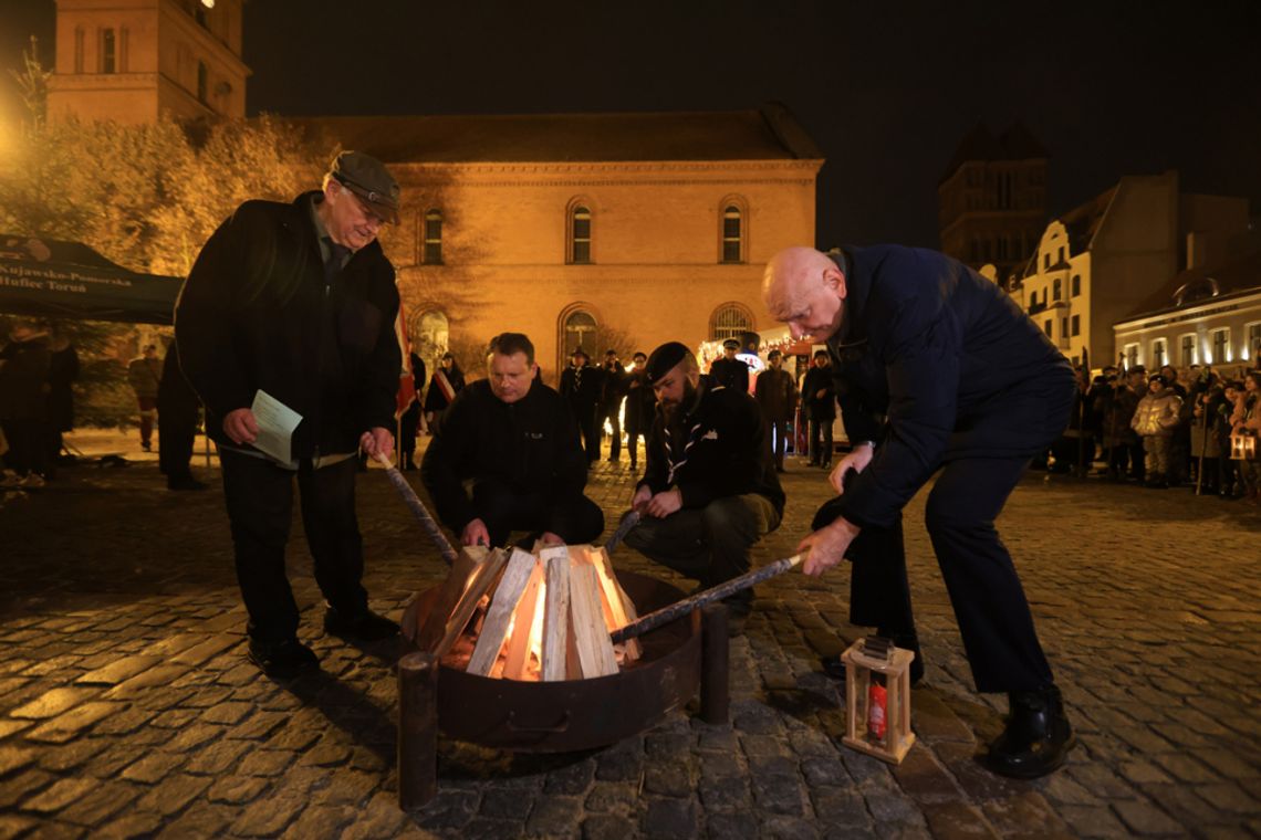 Harcerze w Toruniu przekazali Betlejemskie Światło Pokoju