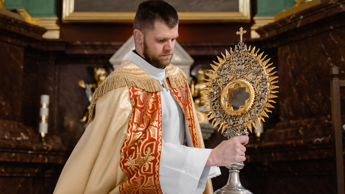 Ksiądz też człowiek. Ale czy zarabia na byciu księdzem?