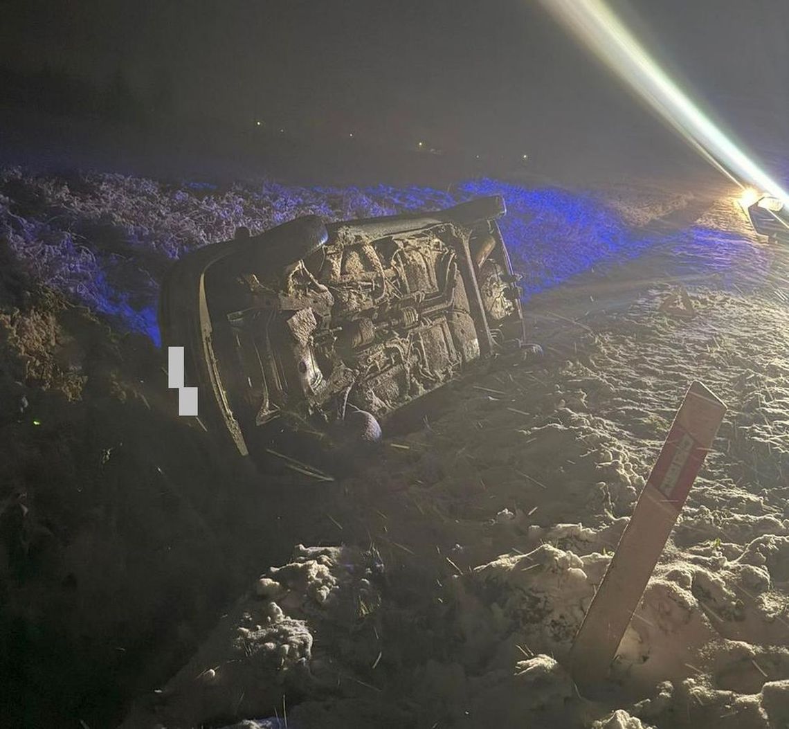 Jeżdżąc po Polsce uważaj na zimowe warunki. Kierująca dachowała po zjechaniu do rowu