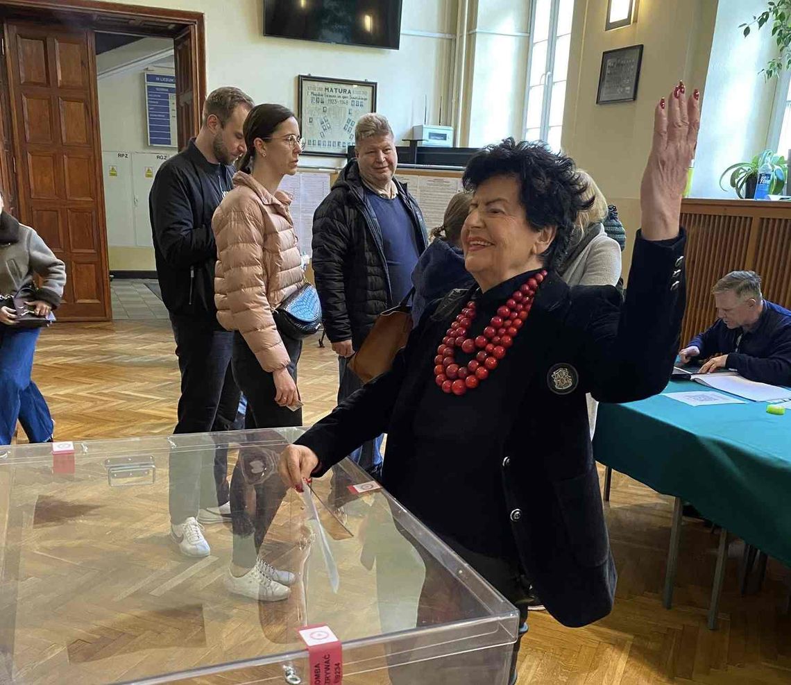 Joanna Senyszyn jednak wsparła kandydata. Czy czerwone korale powędrują do Pałacu Prezydenckiego?