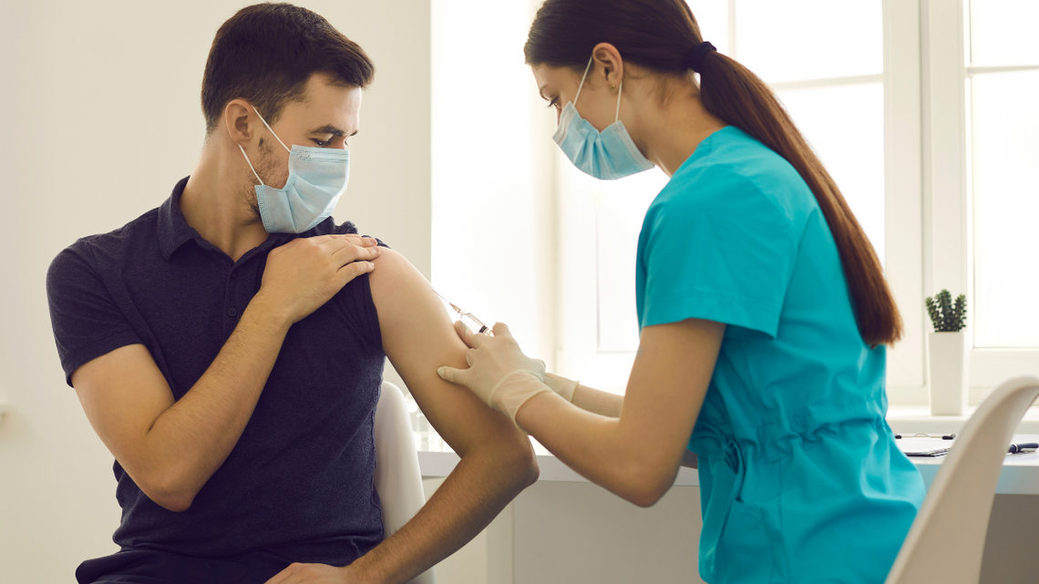 Już można przyjąć szczepionkę przeciwko COVID-19. Jak to zrobić?
