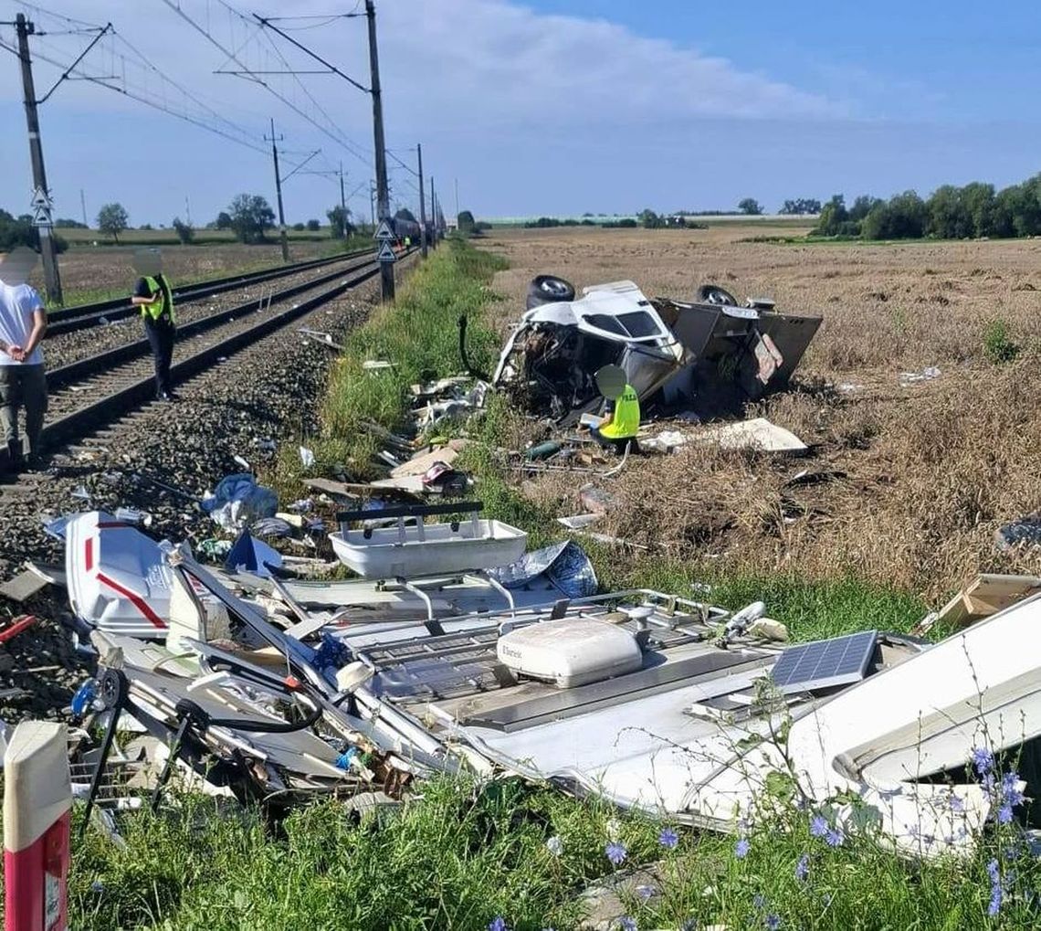 Kamperem wjechał wprost pod pociąg. Tragiczne skutki zderzenia