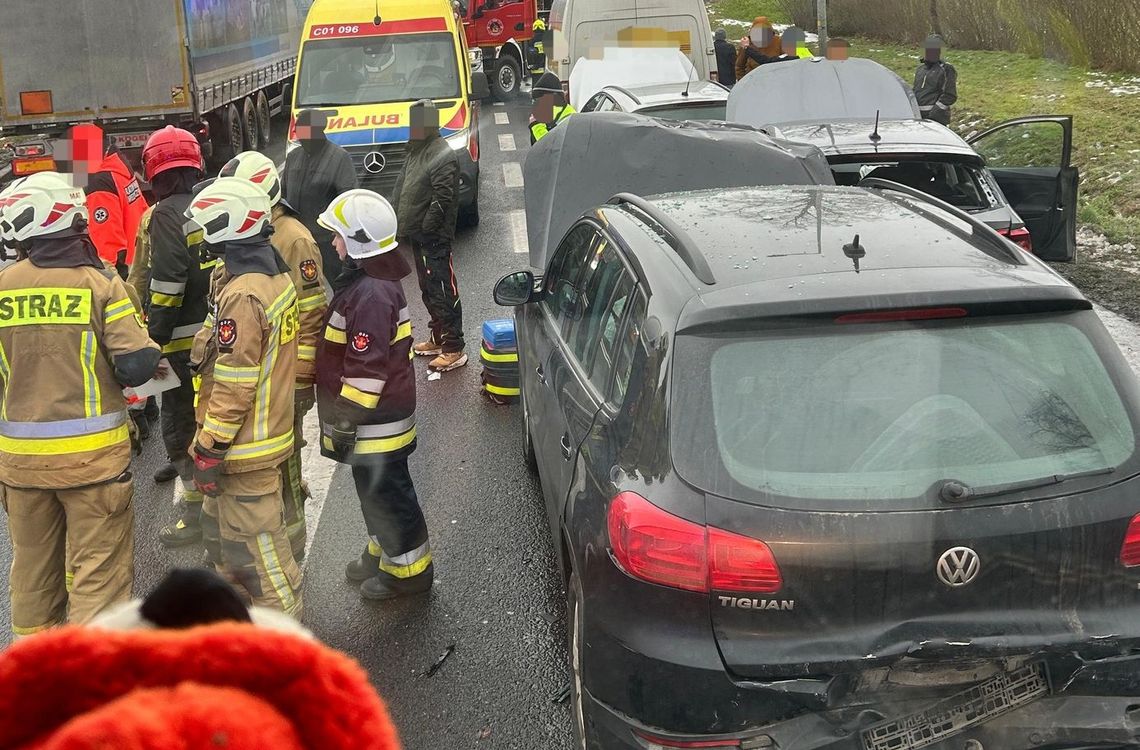 Karambol na drodze krajowej. Cztery osoby ranne, w tym dziecko