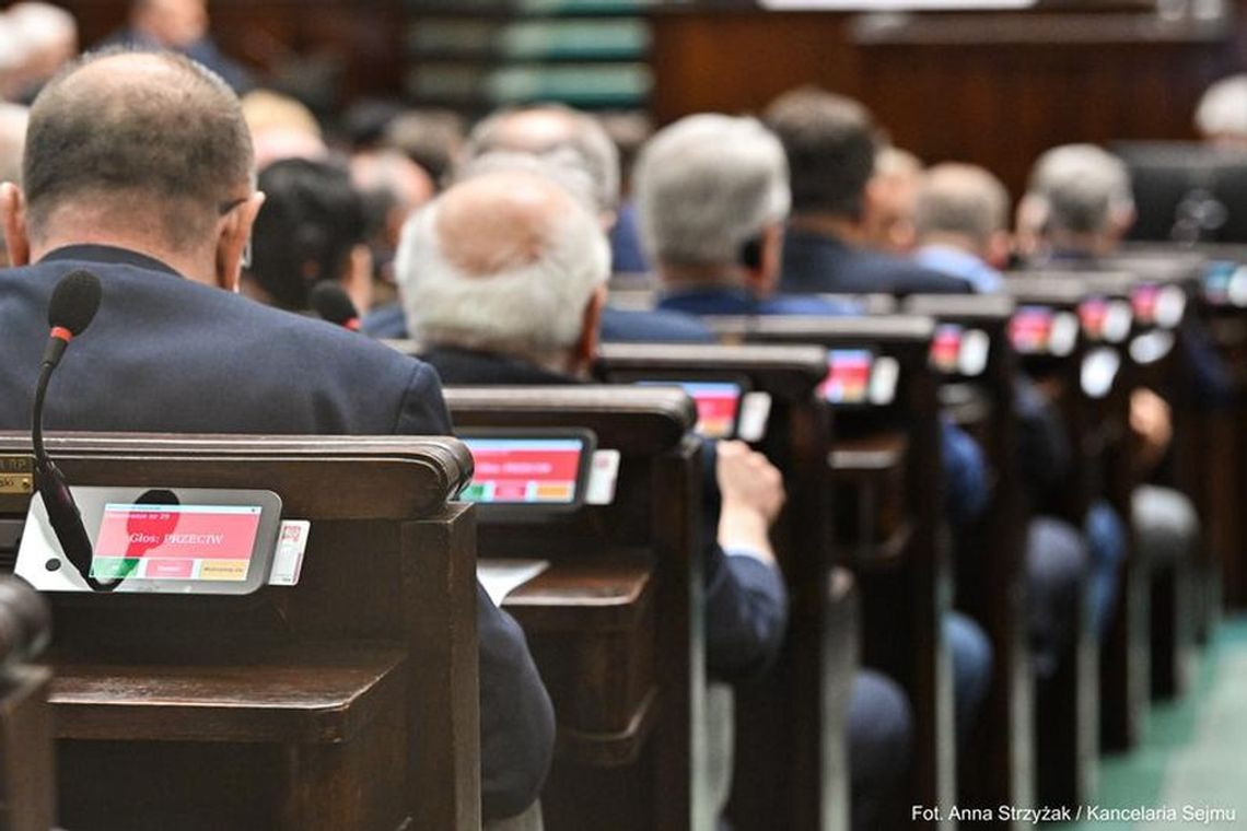 Koniec z bazgraniem przez radnych, prezydentów i posłów. Oświadczenie majątkowe da się odczytać
