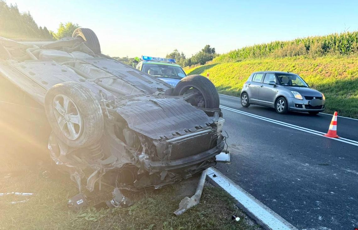 Korzystał ze smarfona podczas jazdy. Wypadł na zakręcie i dachował Korzystał ze smarfona podczas jazdy. Wypadł na zakręcie i dachował