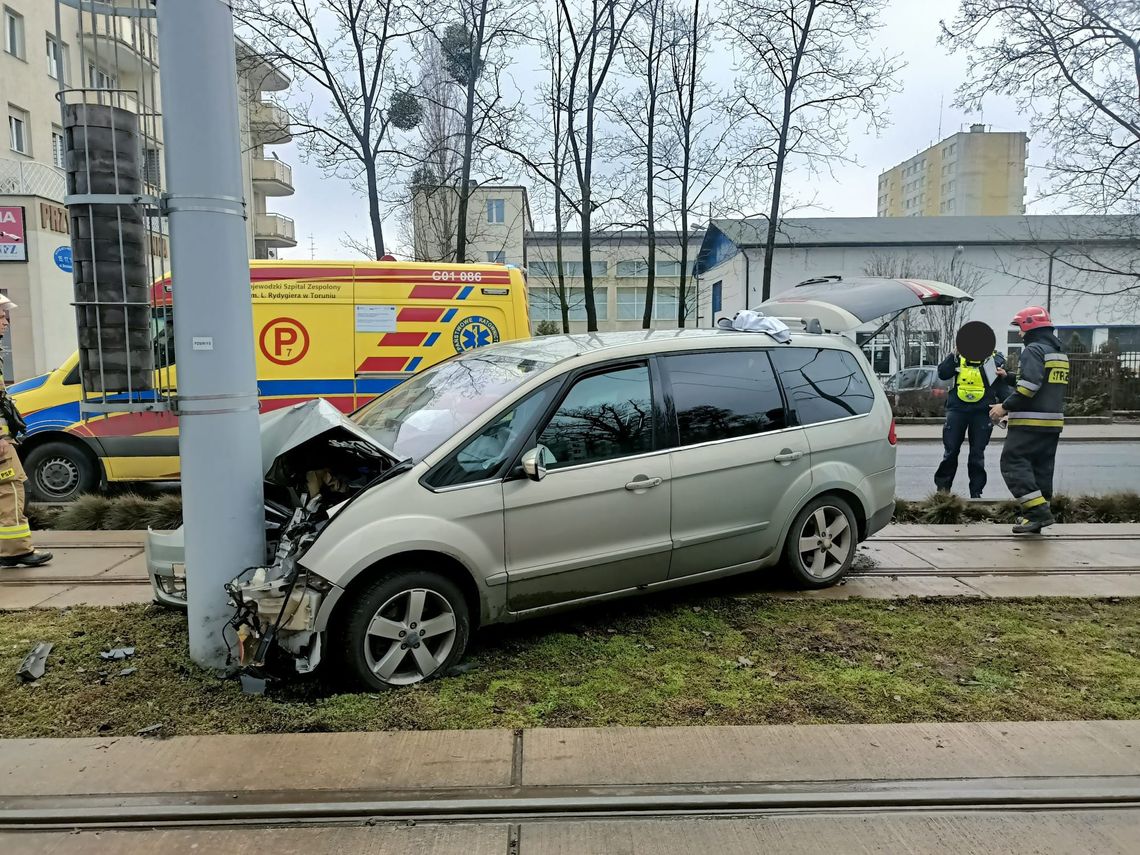 Kraksa ze słupem w roli głównej. Interweniowała straż