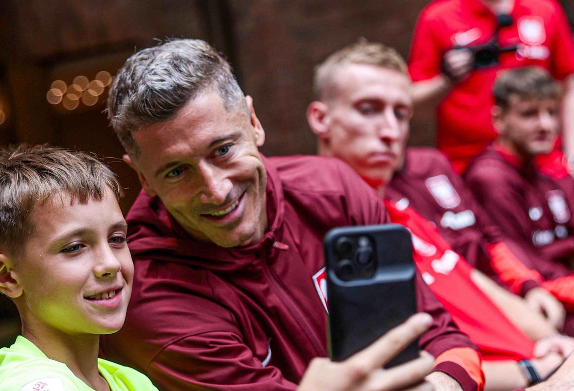 Polska kadra piłkarska w doskonałych nastrojach: Młodzi adepci futbolu na zgrupowaniu z reprezentacją!