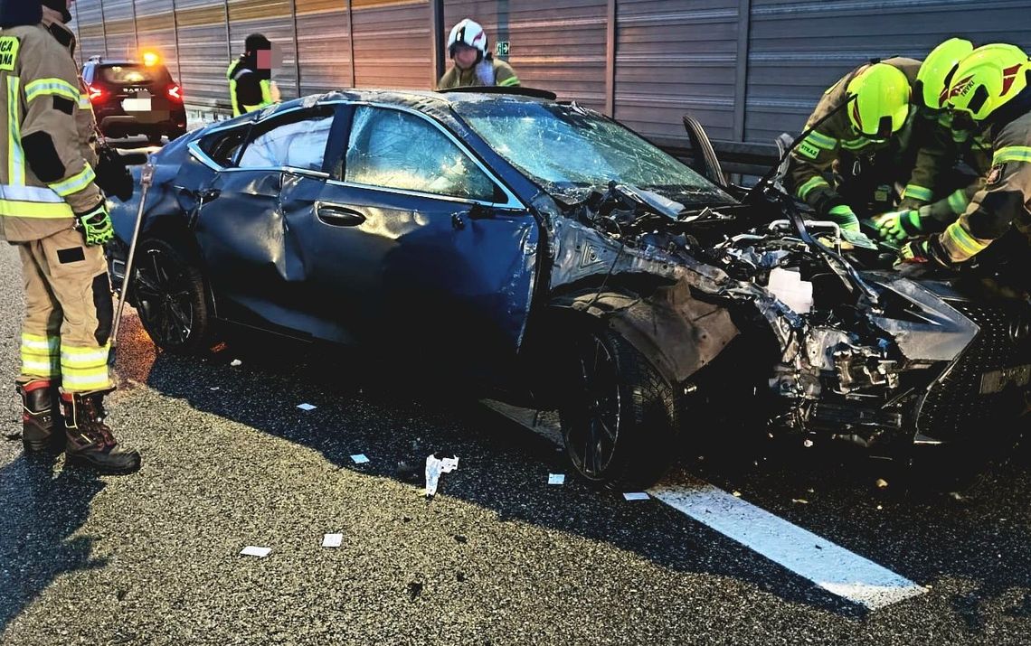 Lexus zderzył się z ciężarówką. Jedna osoba ranna