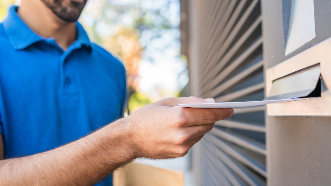 Listonosz nadal będzie pukał do drzwi. Bo jest potrzebny ludziom Listonosz nadal będzie pukał do drzwi. Bo jest potrzebny ludziom