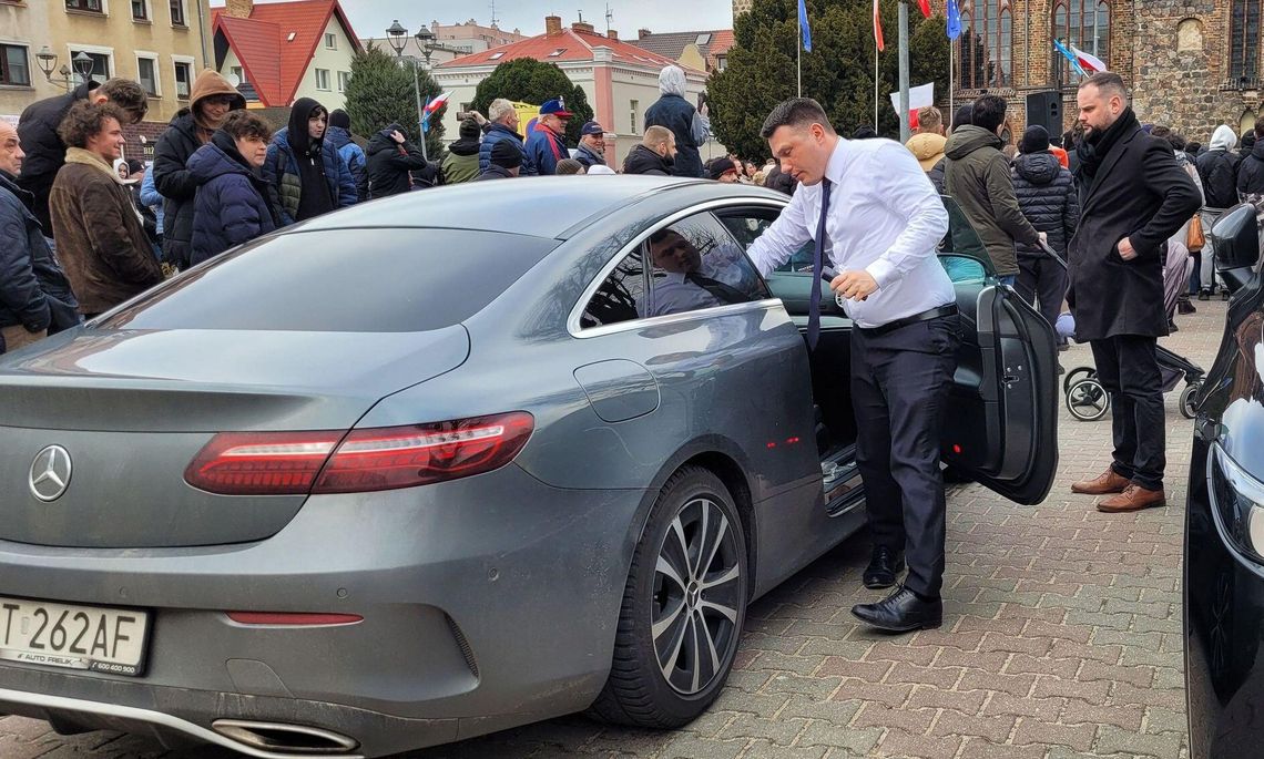 Sprowokowany Mentzen o Nawrockim: "niezbyt lotny osiłek". Bielan kaja się za szantaż