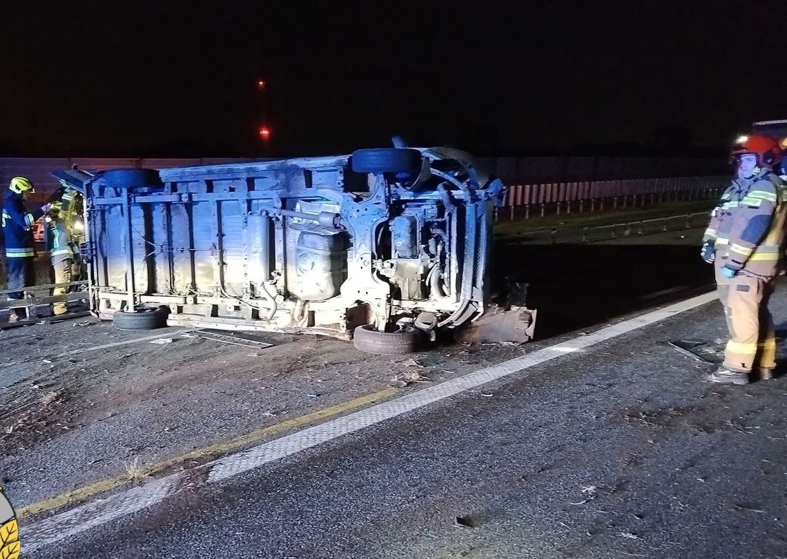 Mercedesem przewrócił busa dostawczaka Mercedesem przewrócił busa dostawczaka