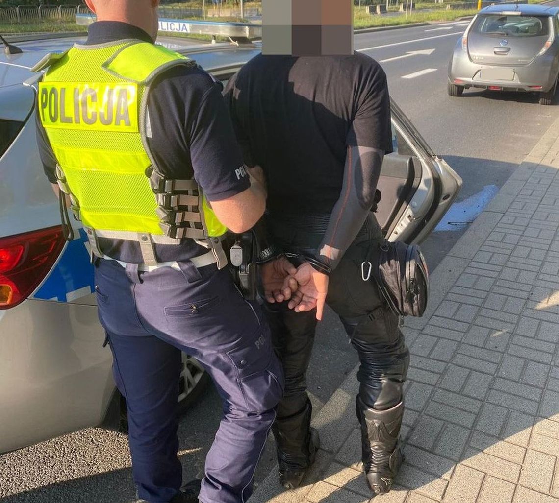 Dziwnie jechał motocyklem. Policjanci mieli nosa