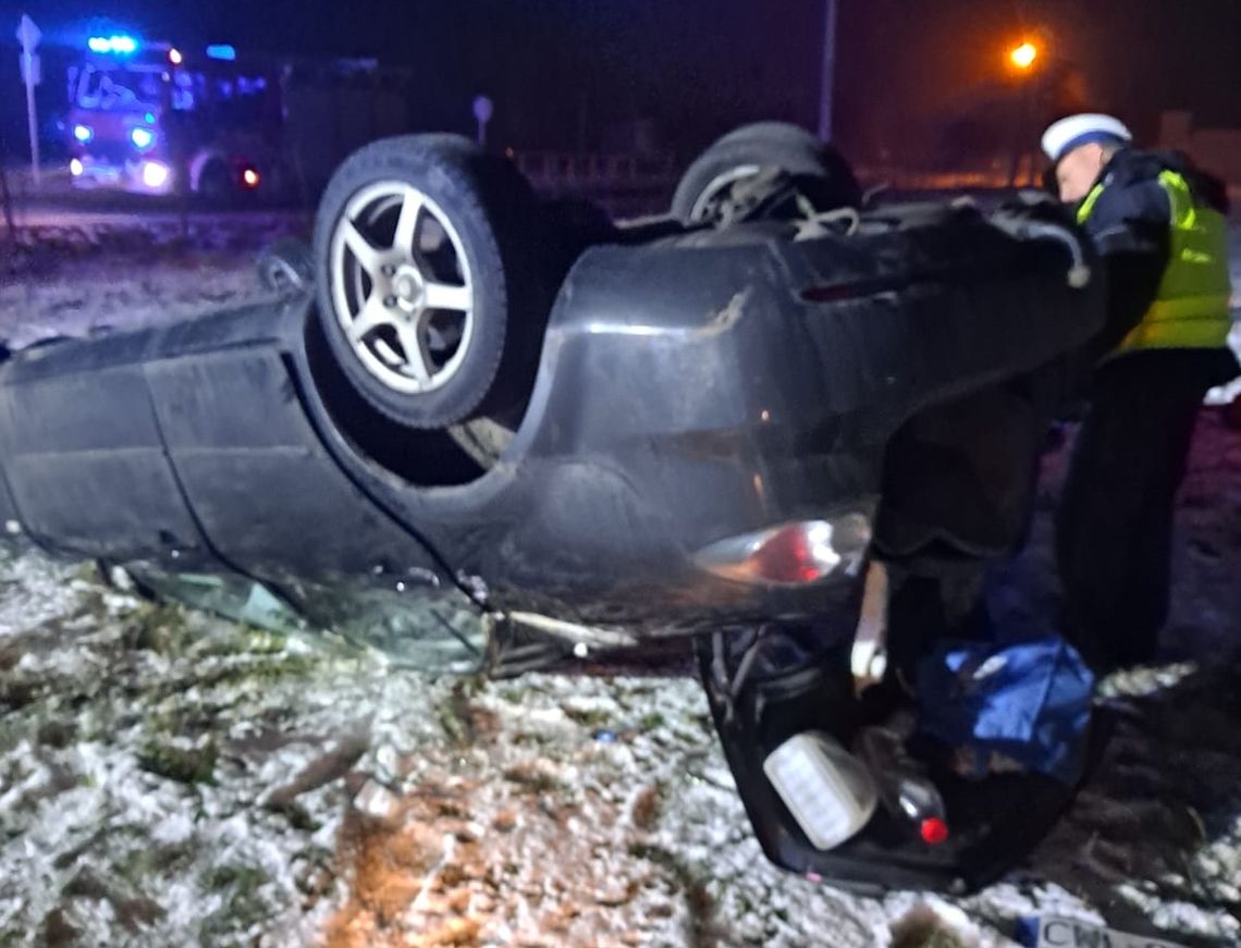 Mroźne warunki na drodze zbierają śmiertelne żniwo. Auto dachowało