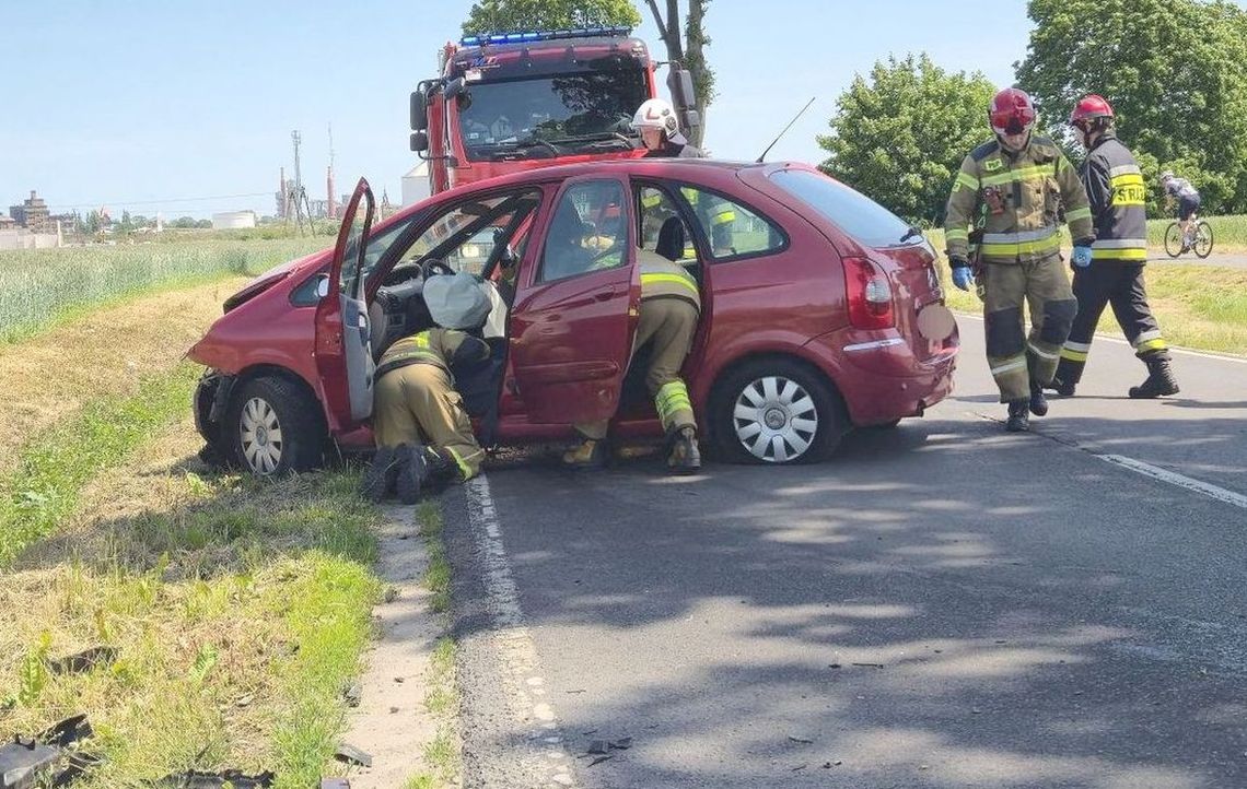 Na prostej wjechał prosto w drzewo. Auto wylądowało na przeciwległym poboczu, a kierowca w szpitalu