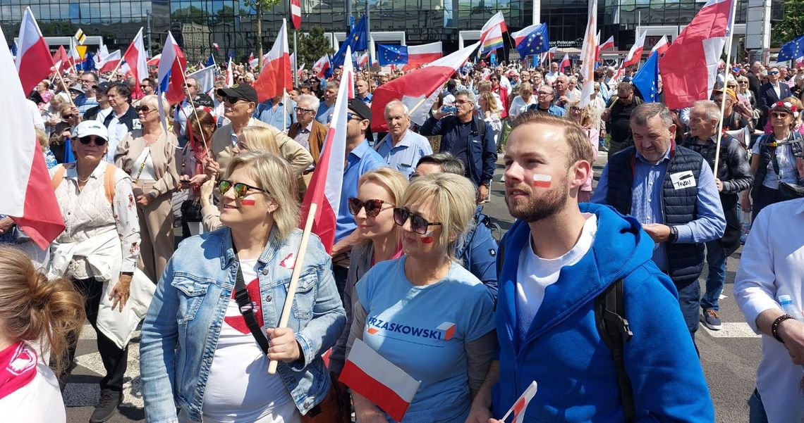 Torunianie na Wielkim Marszu Patriotów. Manifestują solidarność i poparcia dla Rafała Trzaskowskiego [FOTO]
