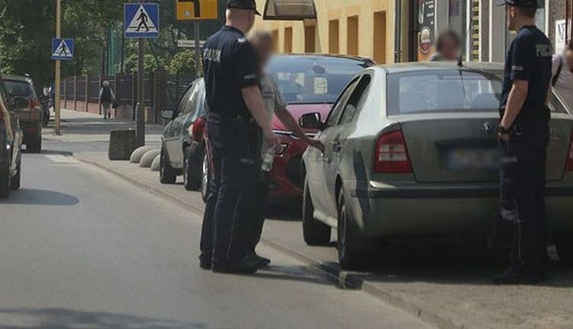 Zdradził go ruch ręki. W samochodzie miał nastolatki i... narkotyki