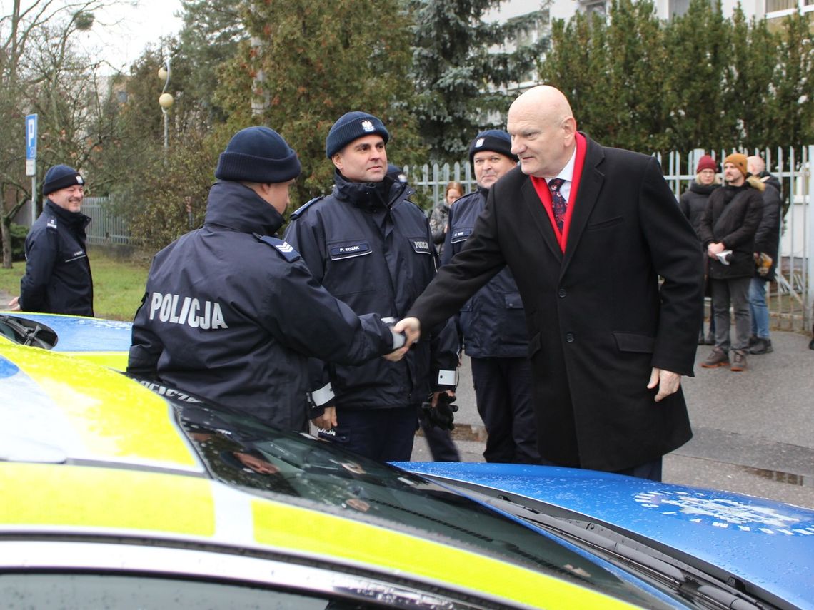 Nawet policja dostała prezenty na święta. Nowe auta i dron