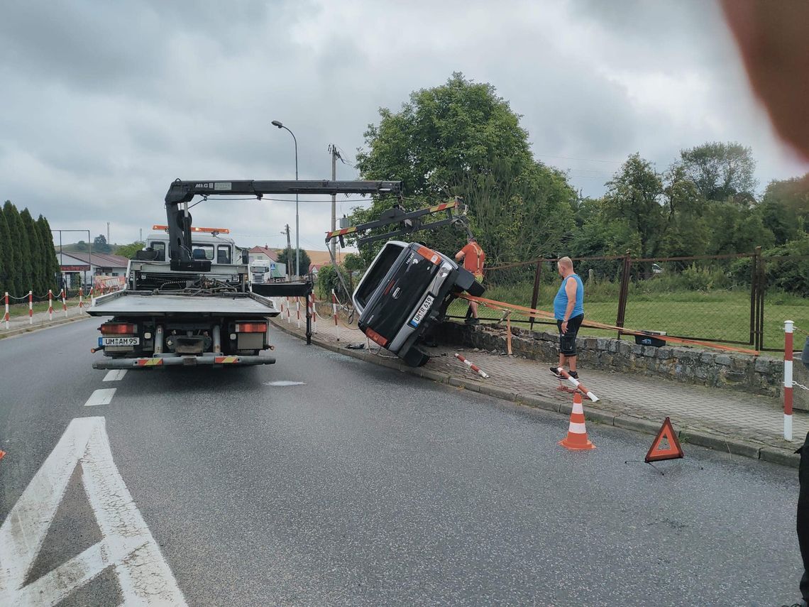 Auto "wpełzło" na barierkę. Jak do tego doszło? [ZDJĘCIA]