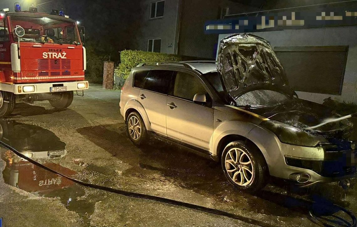 Ogień pojawił się w komorze silnika. Błyskawiczna akcja i pomoc mieszkańców Ogień pojawił się w komorze silnika. Błyskawiczna akcja i pomoc mieszkańców