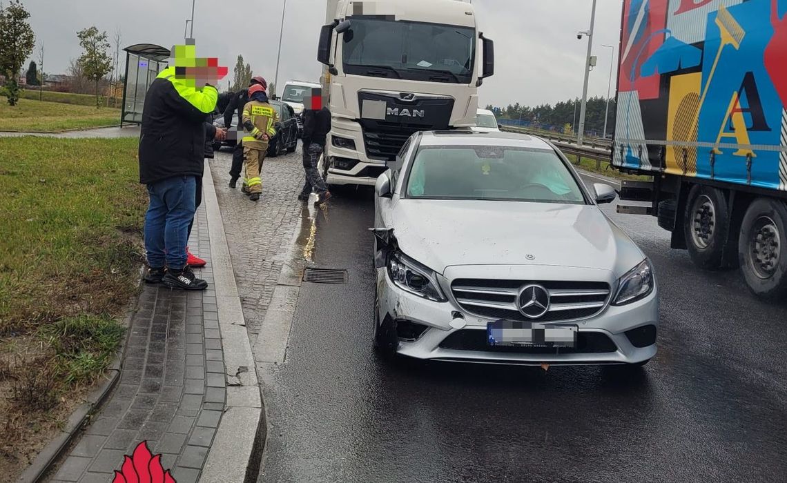 Osobówka "pocałowała się" z ciężarówką. Przez moment było groźnie Osobówka "pocałowała się" z ciężarówką. Przez moment było groźnie