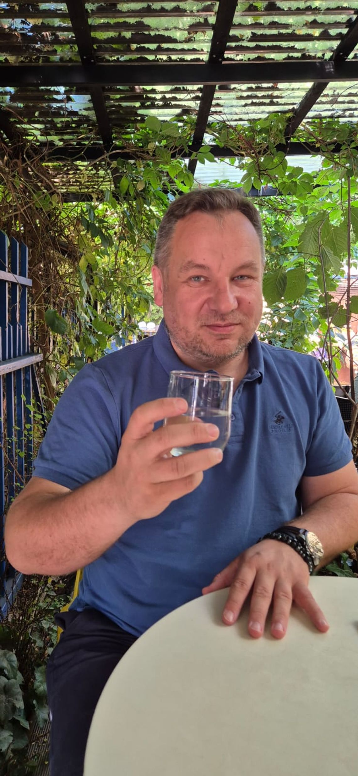 Dlaczego warto pić wodę z kranu w upały? Przepis na domowy napój