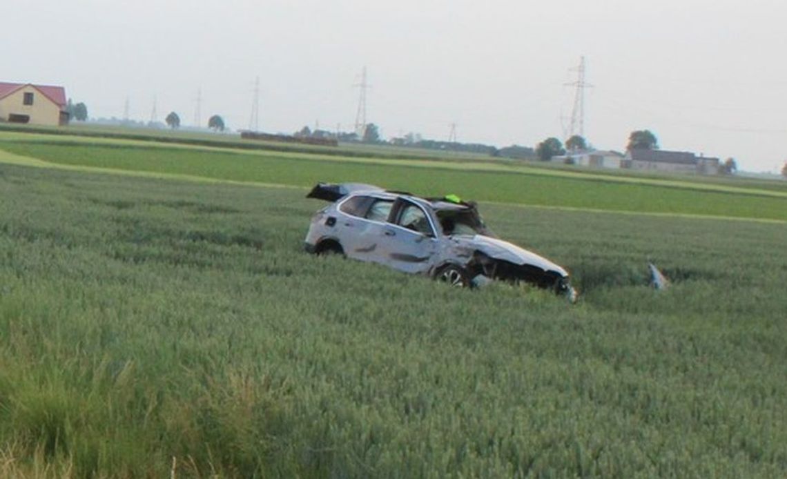 Pędził tak szybko, że auto dachowało. Uśmiercił jednego z pasażerów