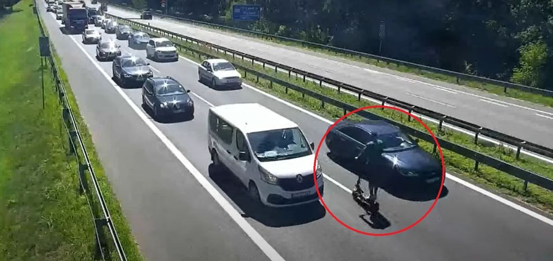 Pijany jechał hulajnogą pod prąd. I to na autostradzie [WIDEO]