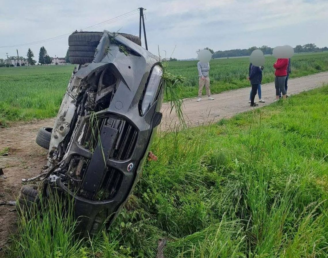 Po czołowym zderzeniu BMW "koziołkowało", a skoda "zaparkowała" w rowie. Karetka odwiozła poszkodowanych
