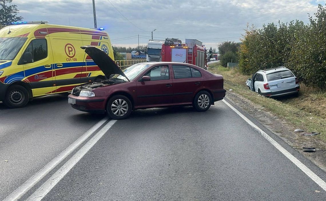 Po tym wypadku cztery osoby, w tym dwoje dzieci, trafiły do szpitali. Lepiej przewozić dzieci w foteliku