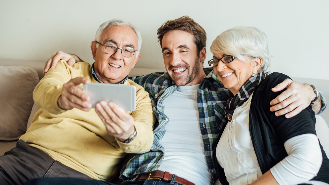 Mieszkają pod jednym dachem z rodzicami. Dorośli, ale niesamodzielni mieszkaniowo Mieszkają pod jednym dachem z rodzicami. Dorośli, ale niesamodzielni mieszkaniowo