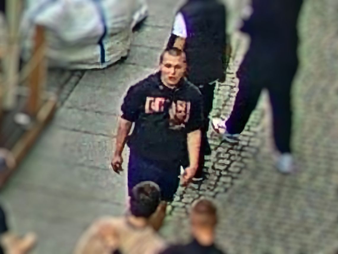 Policja poszukuje tego mężczyzny. Funkcjonariusze prowadzą sprawę pobicia