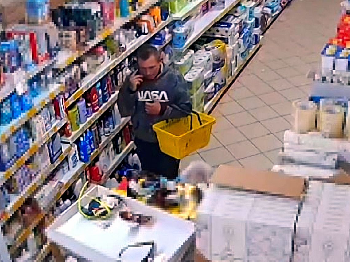Policja prowadzi dochodzenie w sprawie kradzieży rozbójniczej. Kto zna tego klienta?