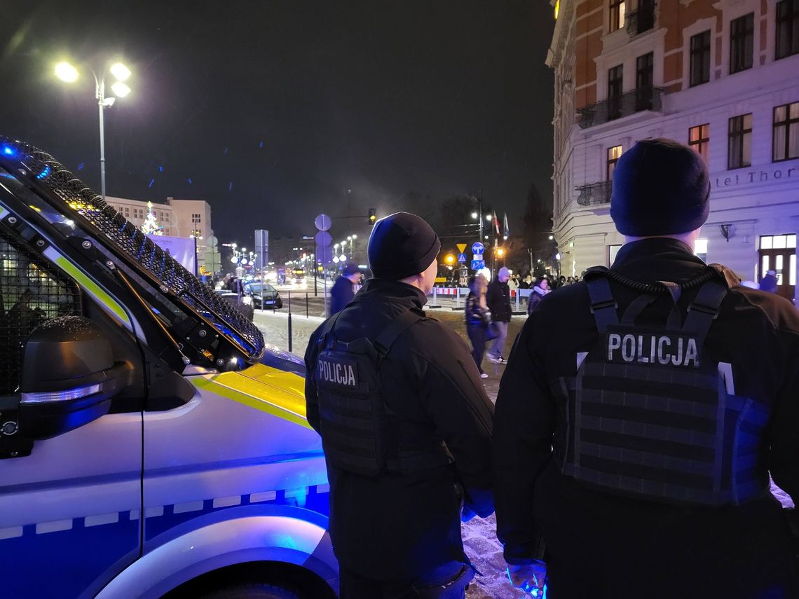 Pościg i strzały. Pijany kierowca próbował staranować policjantów