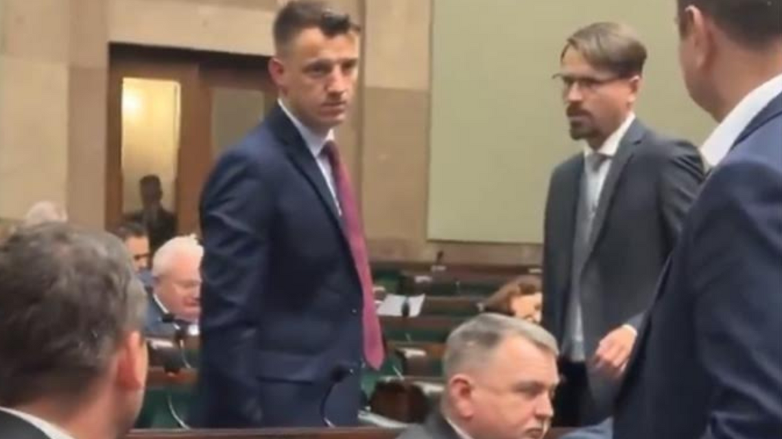 Poseł Wilk z Konfederacji wyprowadzony z sali obrad Sejmu. „Nawalony jak szpadel” [WIDEO]