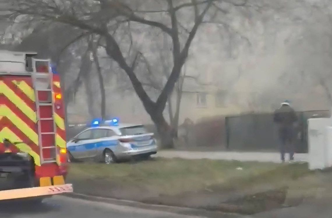 Pożar w bloku. Służby w akcji, ogień zajął czwarte piętro Pożar w bloku. Służby w akcji, ogień zajął czwarte piętro