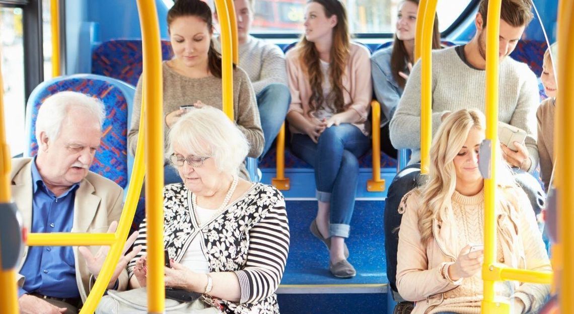 Będzie zakaz głośnego używania telefonów w autobusach?