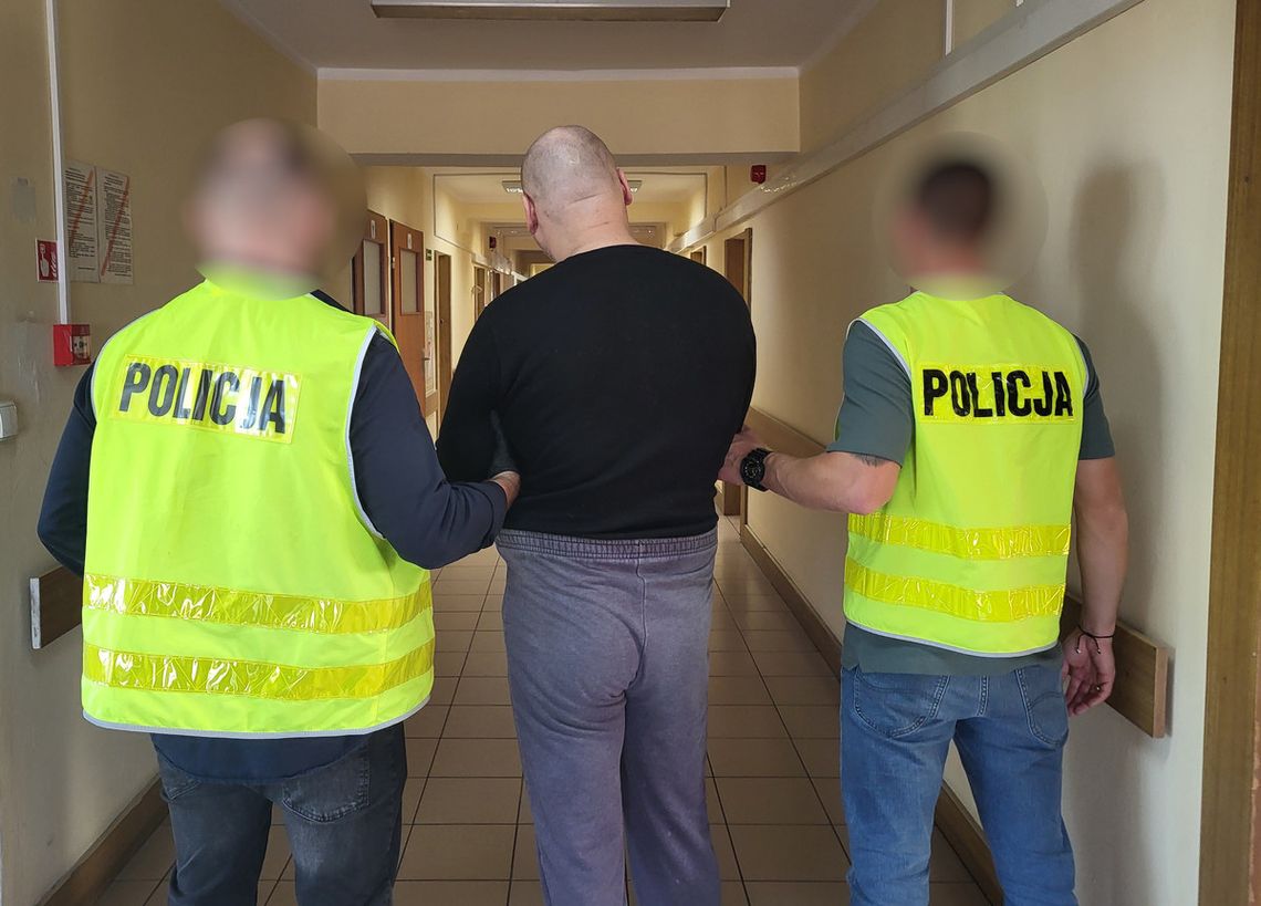 Przejechał na czerwonym świetle, a potem uciekał przed policją. Wjechał w radiowóz Przejechał na czerwonym świetle, a potem uciekał przed policją. Wjechał w radiowóz