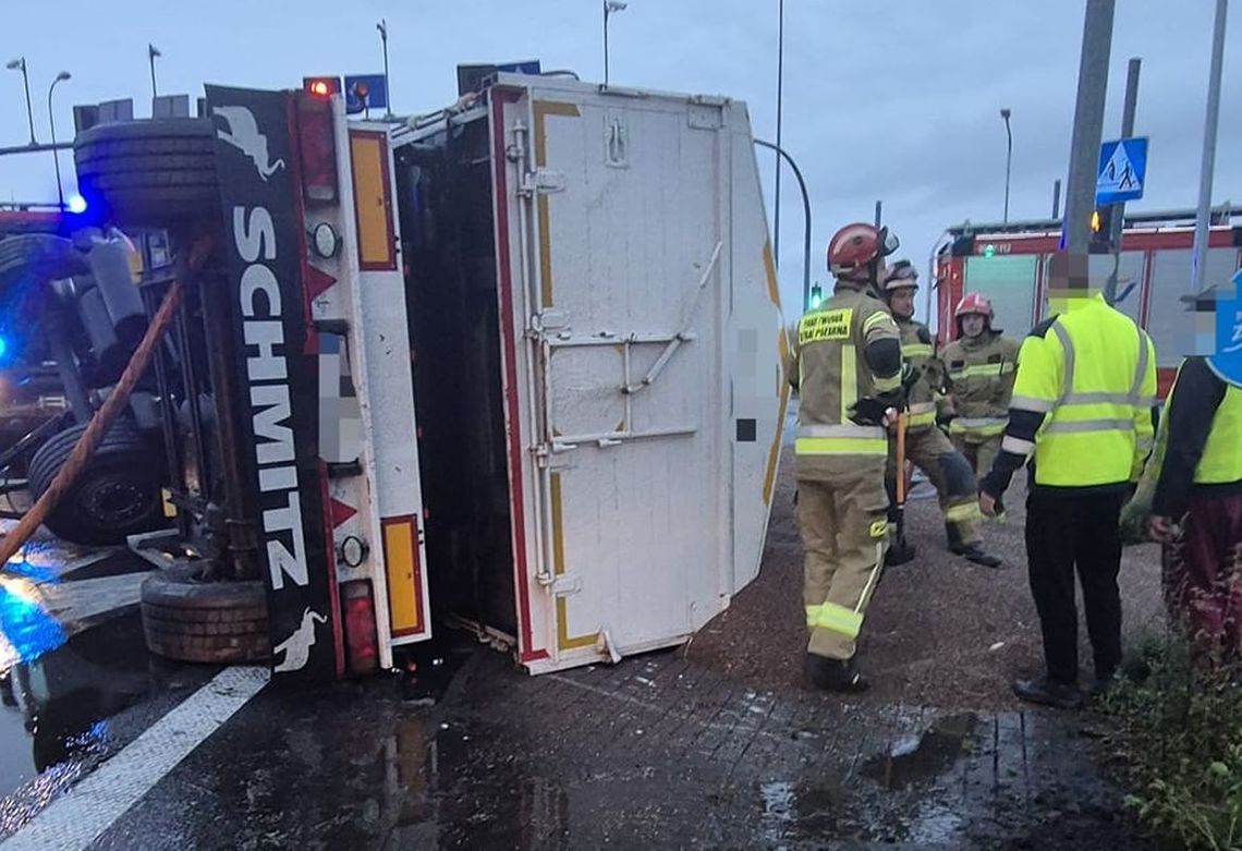 Przewrócił ciężarówkę na drodze. Interweniowała straż