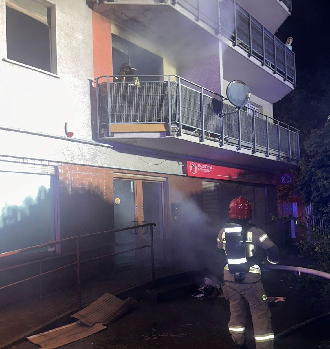 Skakał z balkonu podczas pożaru w bloku i złamał nogę. Zatrzymano podejrzewanego Skakał z balkonu podczas pożaru w bloku i złamał nogę. Zatrzymano podejrzewanego