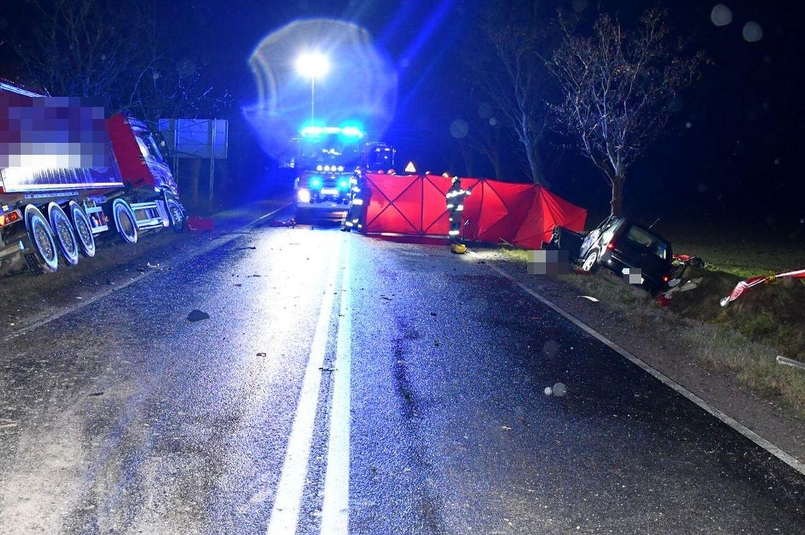 Śmierć kobiety po zderzeniu opla z ciężarówką. Ujawniono wstępną przyczynę Śmierć kobiety po zderzeniu opla z ciężarówką. Ujawniono wstępną przyczynę